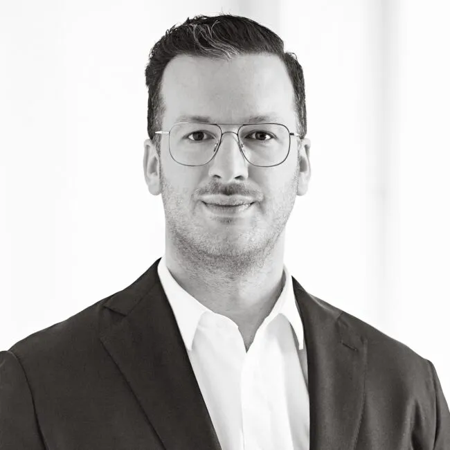Porträt Deniz Schöne, Managing Director bei Schmidt & Schöne, in Schwarz-Weiß