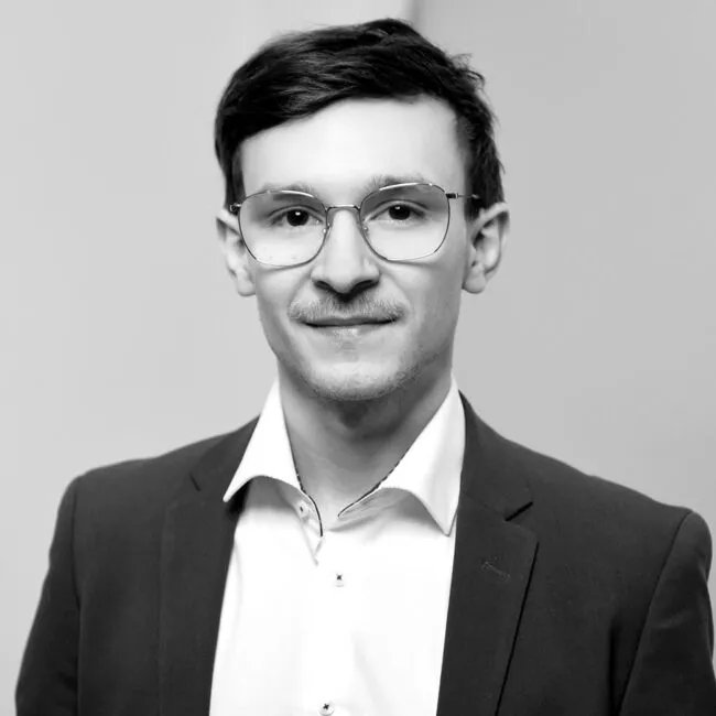 Porträt Erik Richter, Digital Strategy Consultant bei Schmidt & Schöne, in Schwarz-Weiß