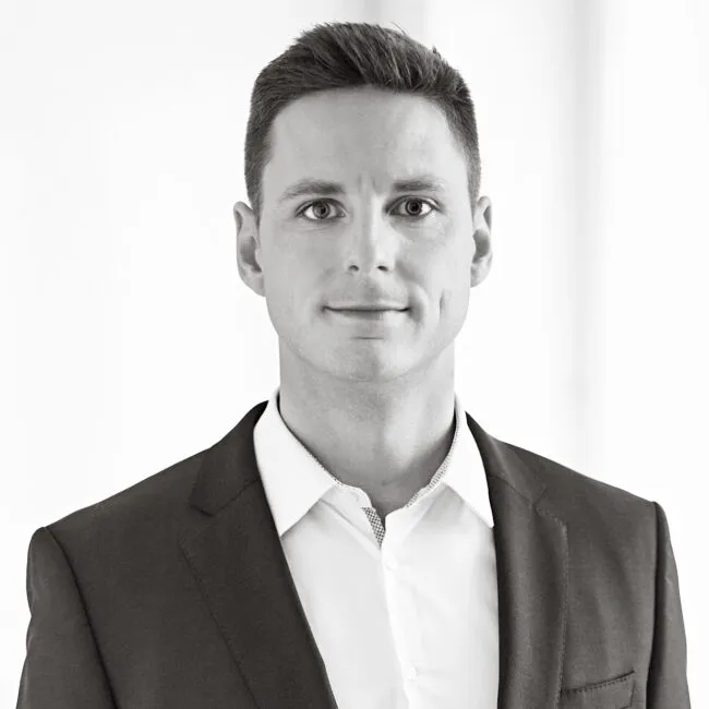 Porträt Johannes Schmidt, Managing Director bei Schmidt & Schöne, in Schwarz-Weiß