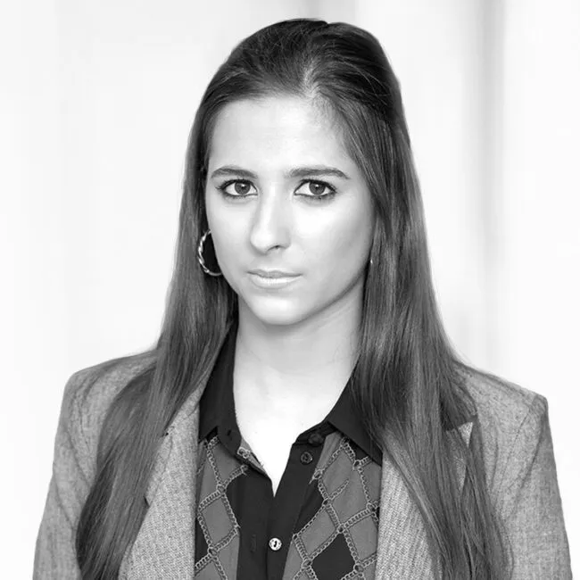 Porträt Marina Lutfalla, Associate Consultant bei Schmidt & Schöne, in Schwarz-Weiß