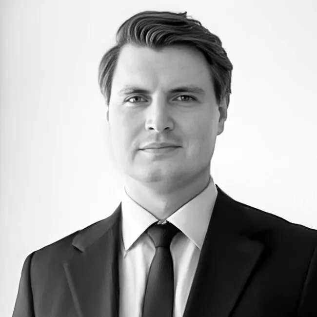Porträt Maximilian Cremer, Associate Consultant bei Schmidt & Schöne, in Schwarz-Weiß
