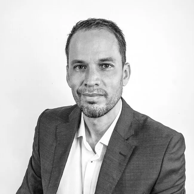 Porträt Philipp Holzner Cepeda, Project Manager bei Schmidt & Schöne, in Schwarz-Weiß